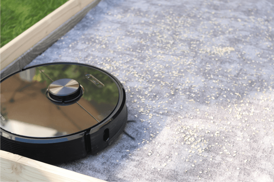 Roborock S6 saugt im Test Haferflocken auf kurzem Teppich